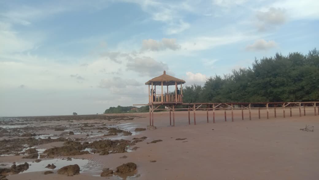 Menara Pandang Menghadap Kawasan Karang Saat Surut