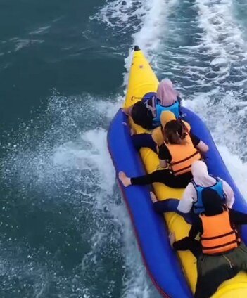 Ilustrasi Wahana Banana Boat