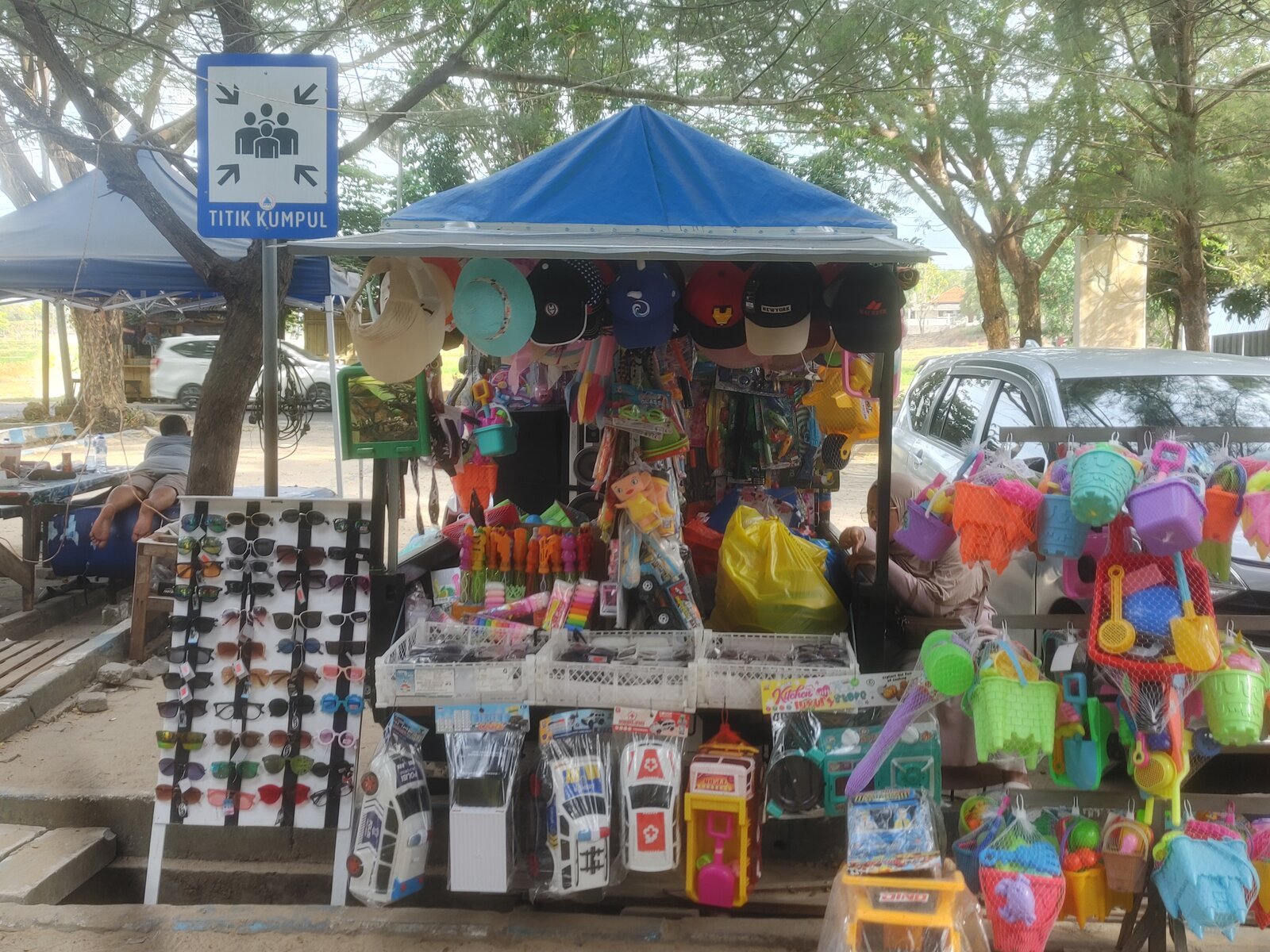 Kios Topi, Kacamata, dan Mainan Pantai
