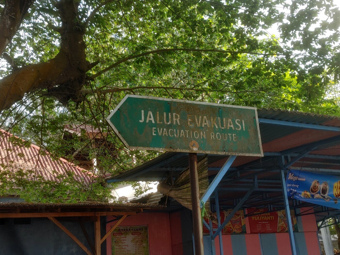 Papan Penunjuk Jalur Evakuasi