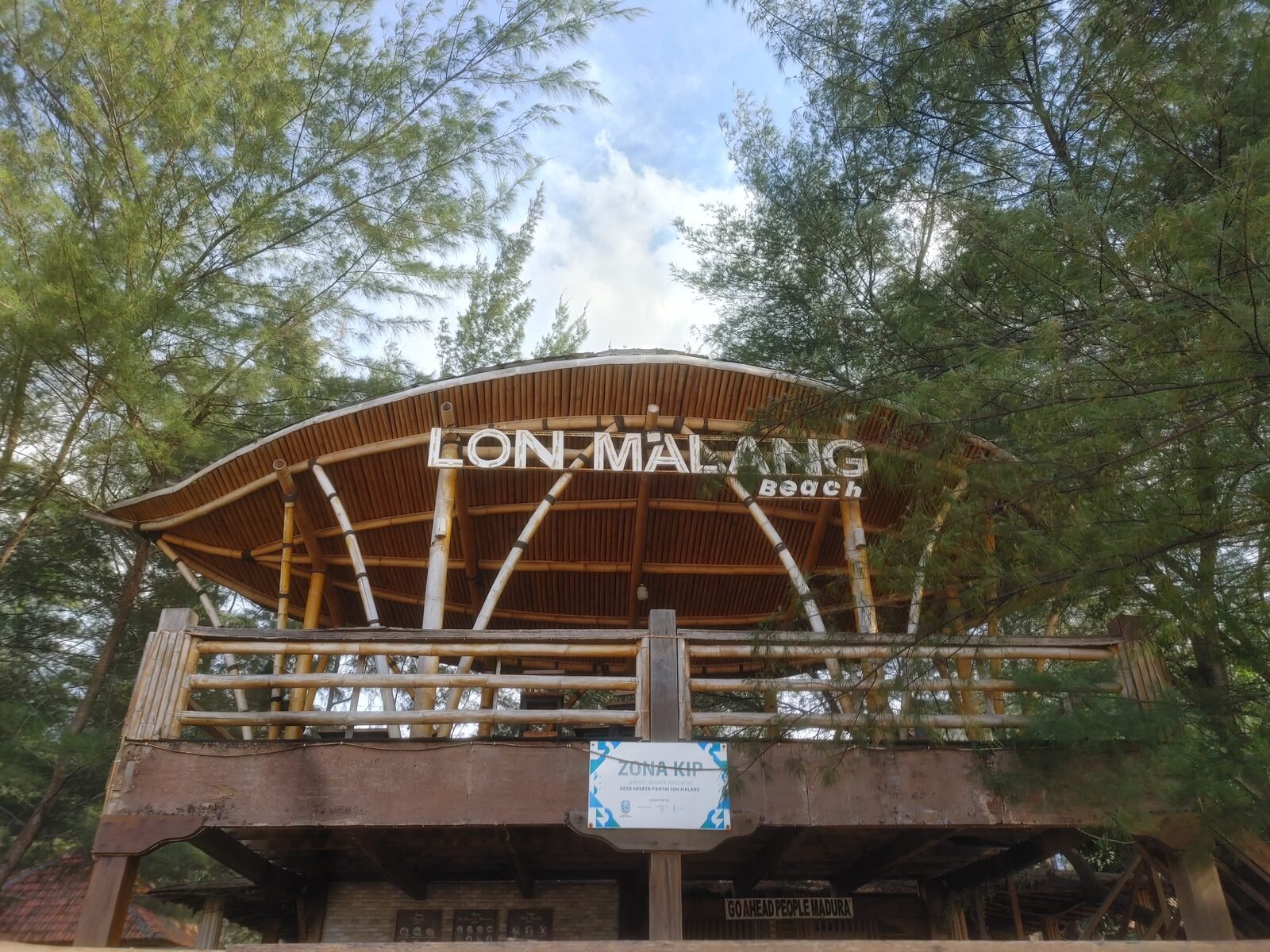 Ruang Santai di Bawah Cemara