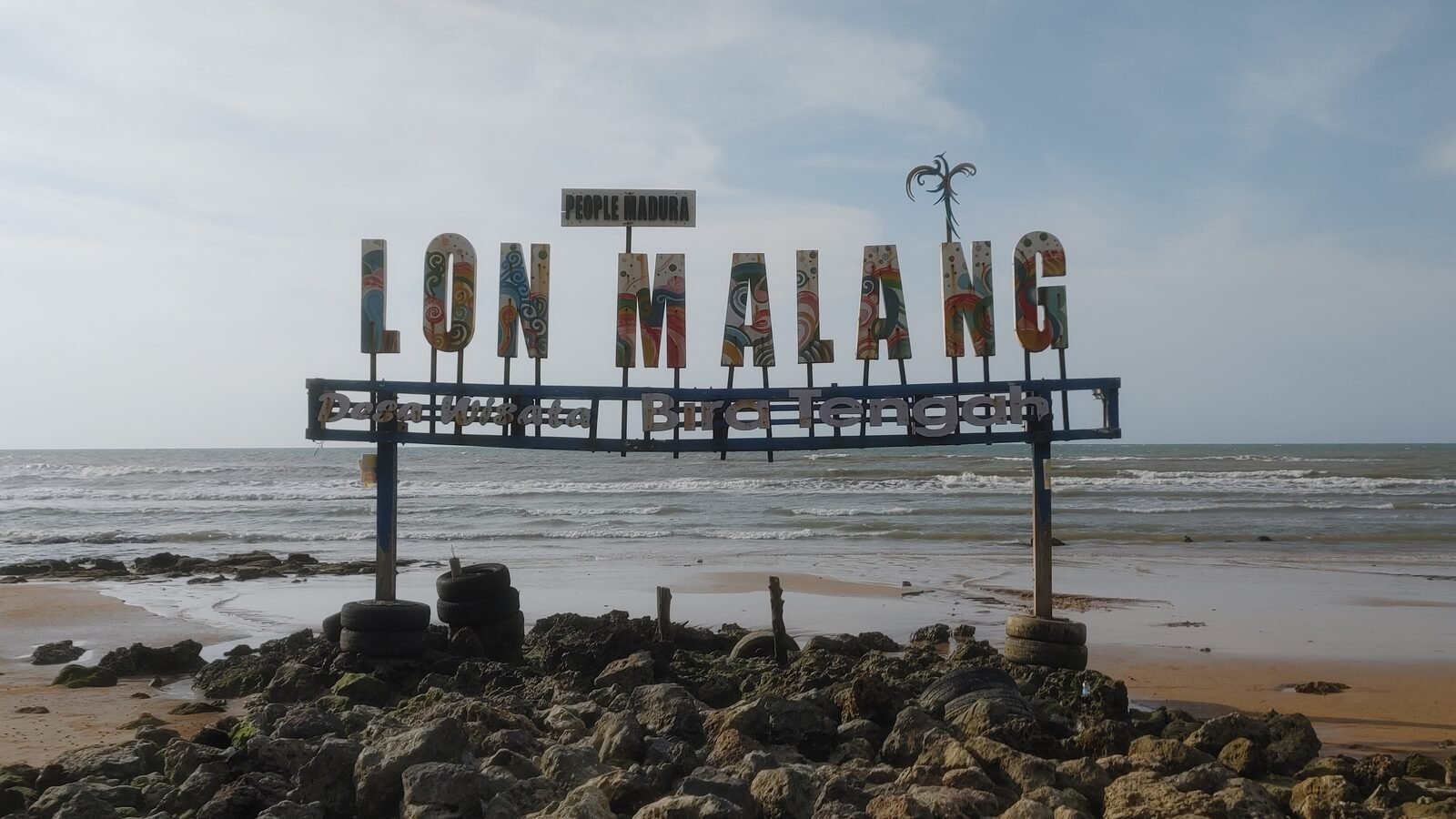Tanda Ikonik Lon Malang Beach